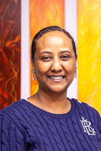 Portrait einer Frau vor Bildern