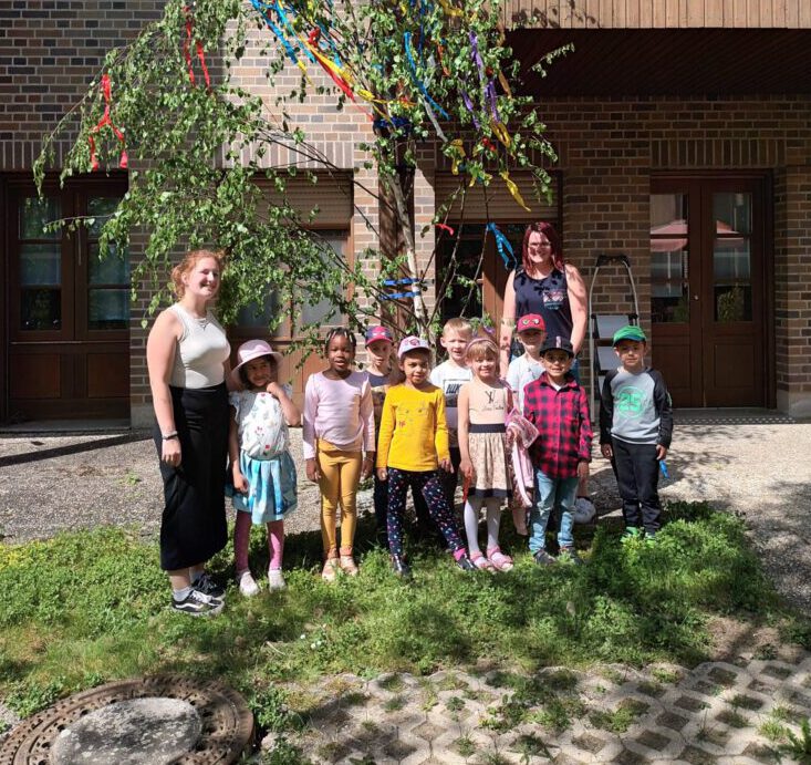Kindergarten Roding beim Maibaumaufstellen im Caritas Altenheim Roding
