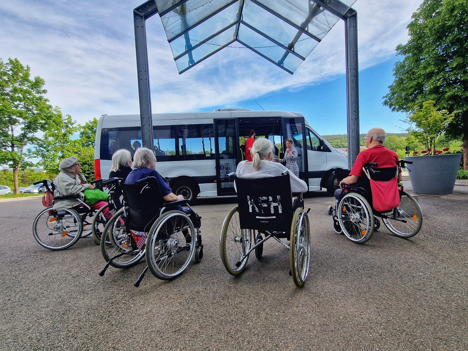 Warten auf den Neuanfang: Ein Kleinbus bringt die älteren und pflegebedürftigen Menschen ins neue Caritas Alten- und Pflegeheim Hermann-Grötsch-Haus in Regenstauf.