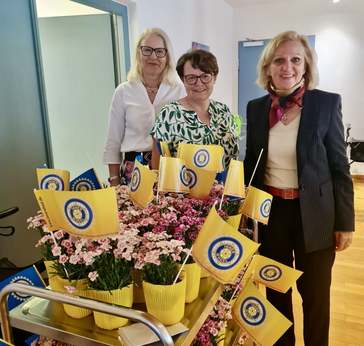 Inner-Wheel-Club sorgt für Blumengeschenke im Caritas Altenheim Eggenfelden