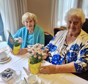 Bewohnerinnen und Bewohner das Caritas Altenheims Eggenfelden freuen sich über Blumen