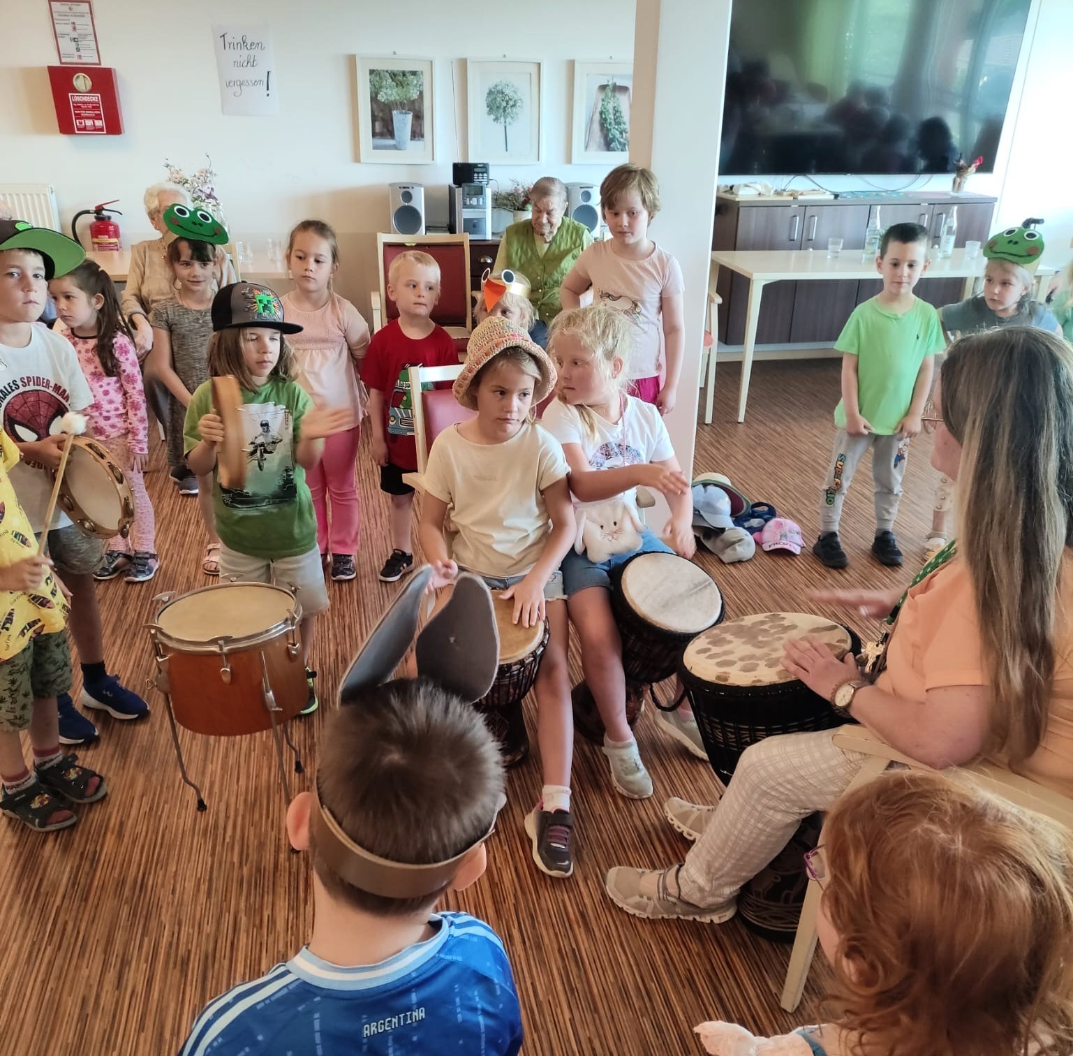 Kindergartenbesuch im Caritas Altenheim in Geisenfeld