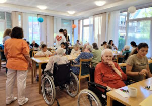 Spielenachmittag im Altenheim Marienheim in Schwandorf mit Schülern der Realschule