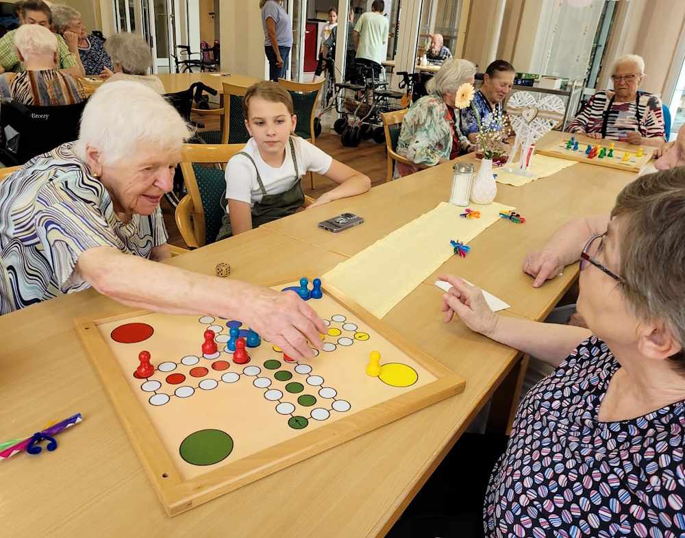 Spielenachmittag im Altenheim Marienheim in Schwandorf mit Schülern der Realschule