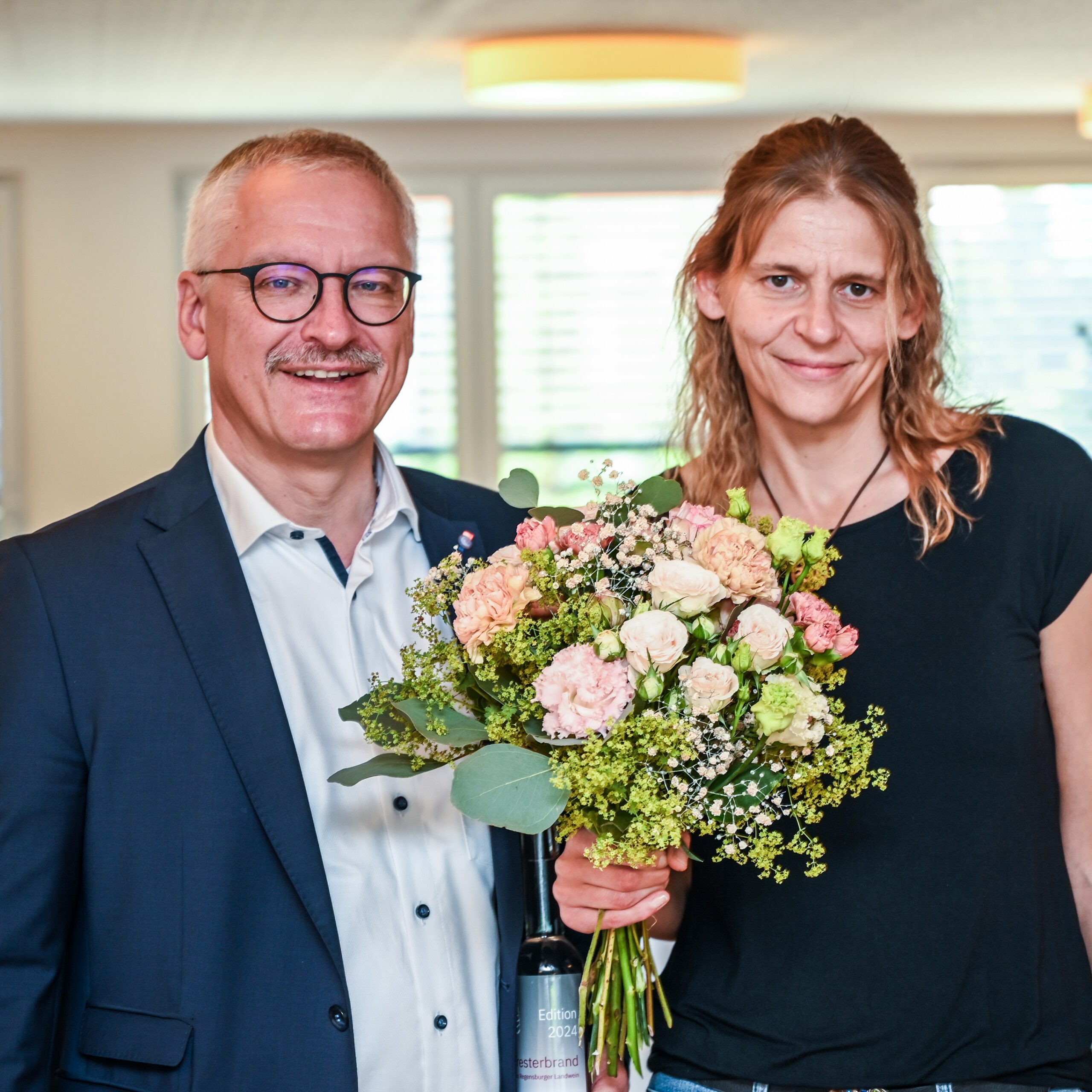 Diözesan-Caritasdirektor Michael Weißmann bedankte sich für das „herausragende Engagement“ bei Tanja Wocheslander. (Foto: Schophoff/Caritas Regensburg)