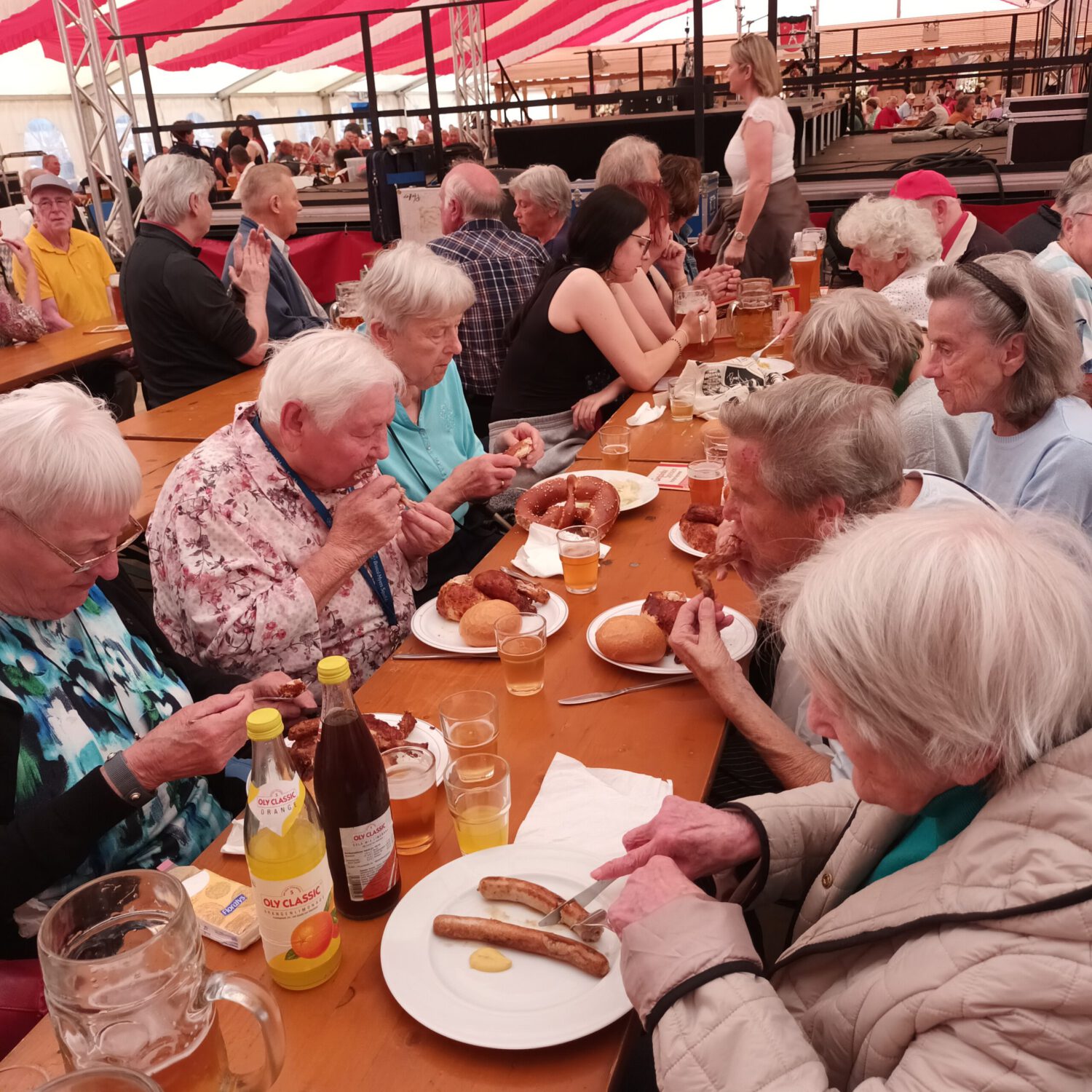 Caritas Altenheim besucht Rodinger Volksfest