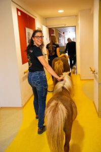 Besuch von Ponys und HUnden im Caritas Altenheim in Bernhardswald