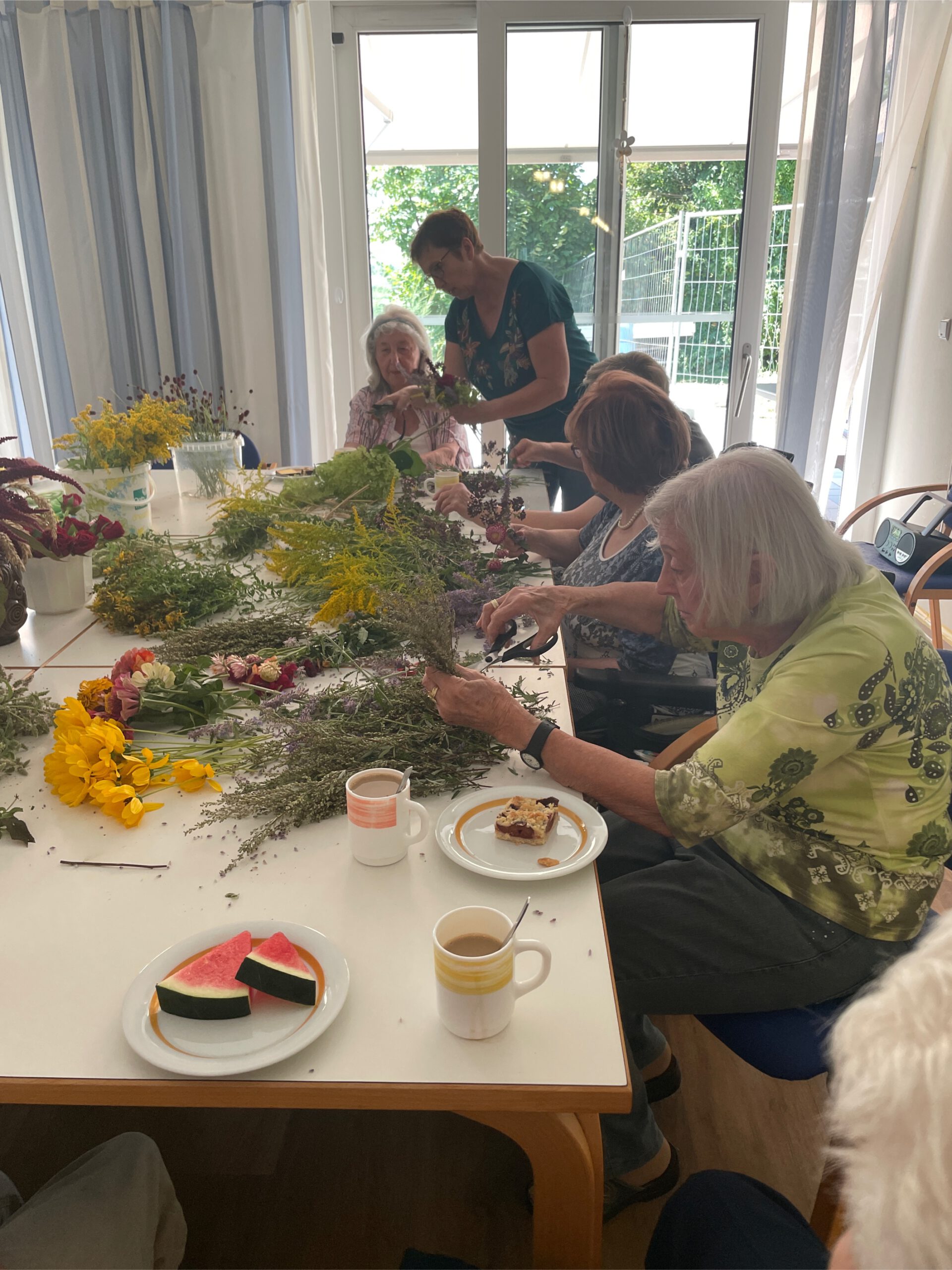 Kräuterbuschbinden im Caritas Alten- und Pflegeheim St. Josef in Neustadt an der Donau