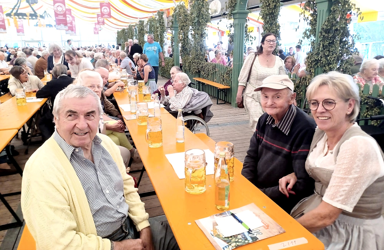 Bewohnerinnen und Bewohner des Caritas Altenheims in Geisenfeld besuchten das Geisenfelder Volksfest