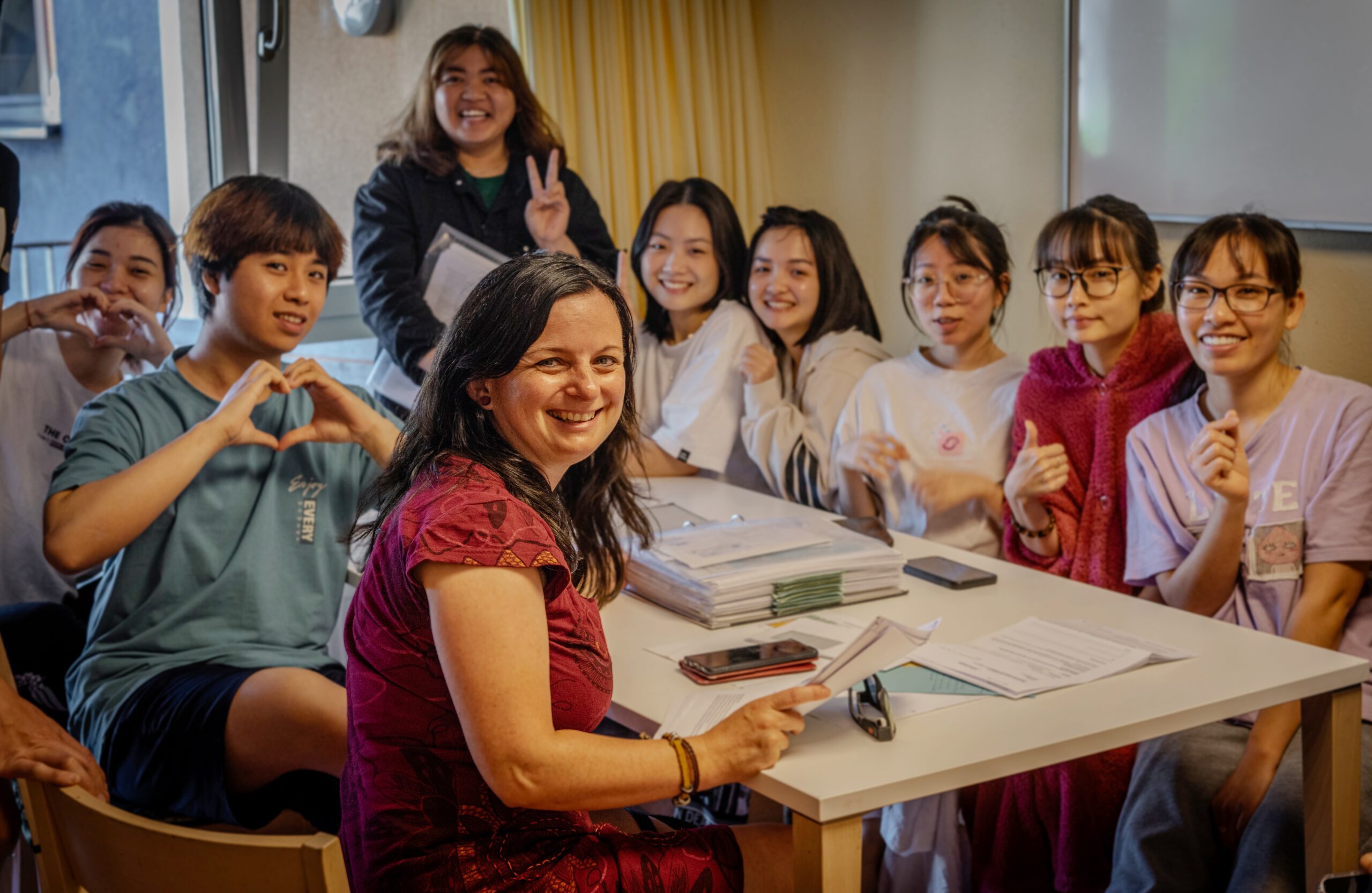 Silvia Haseneder, Referentin für Ausbildung bei der Caritas Wohnen und Pflege gGmbH, gemeinsam mit den Auszubildenden aus Vietnam im Erzbischof-Buchberger-Studentenwohnheim (Foto: Corinna Janes)