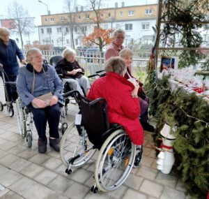 Stimmungsvoller Weihnachtsmarkt im Caritas Altenheim Fritz Gerlich im Regensburger Westen