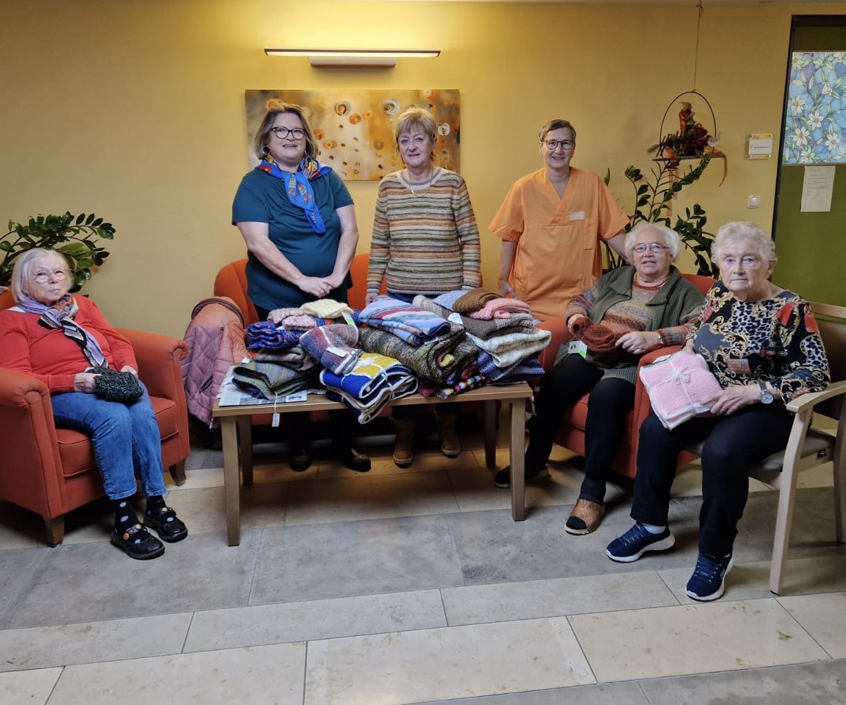 Rollstuhldecken-Spende im Caritas Altenheim St. MArtin in Neustadt a.d.Waldnaab