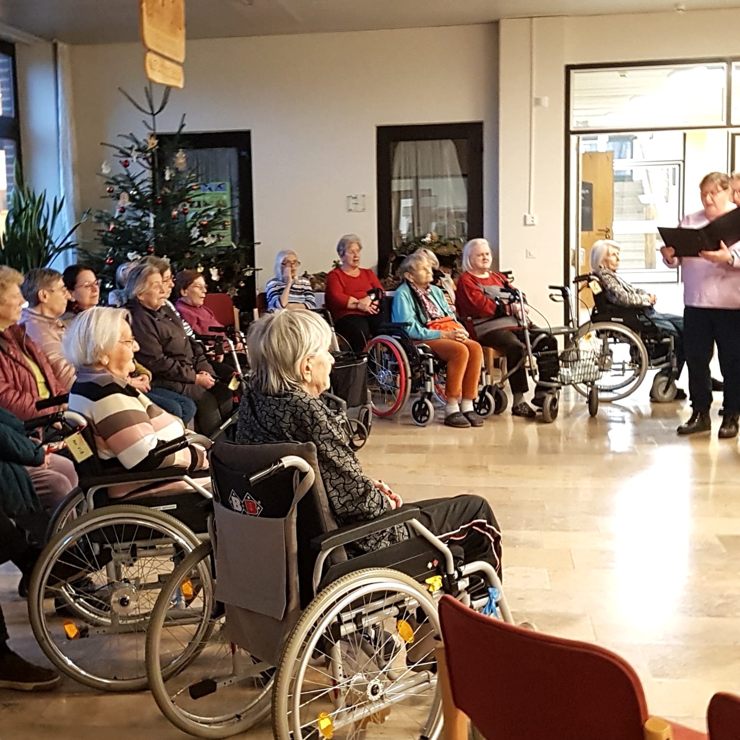 Weihnachtliche Klänge im CAritas Altenheim in Vilsbiburg