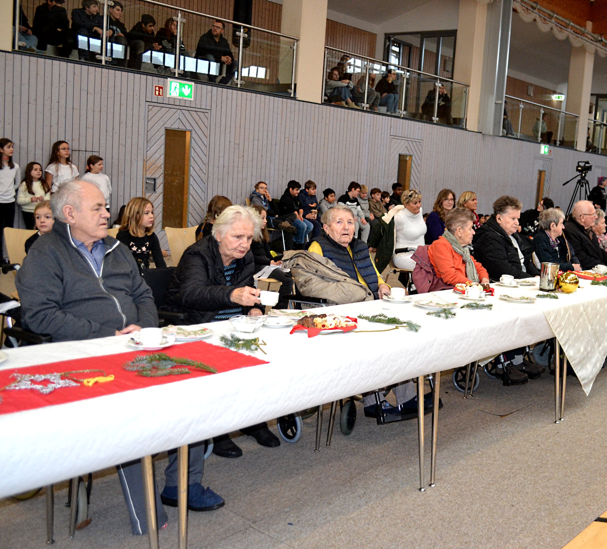 Bewohner der Caritas Altenheims St. Vinzenz in Wallersdorf zu Gast bei den Grund- und Mittelschülern der Bischof-Riccabona Grund- und Mittelschule