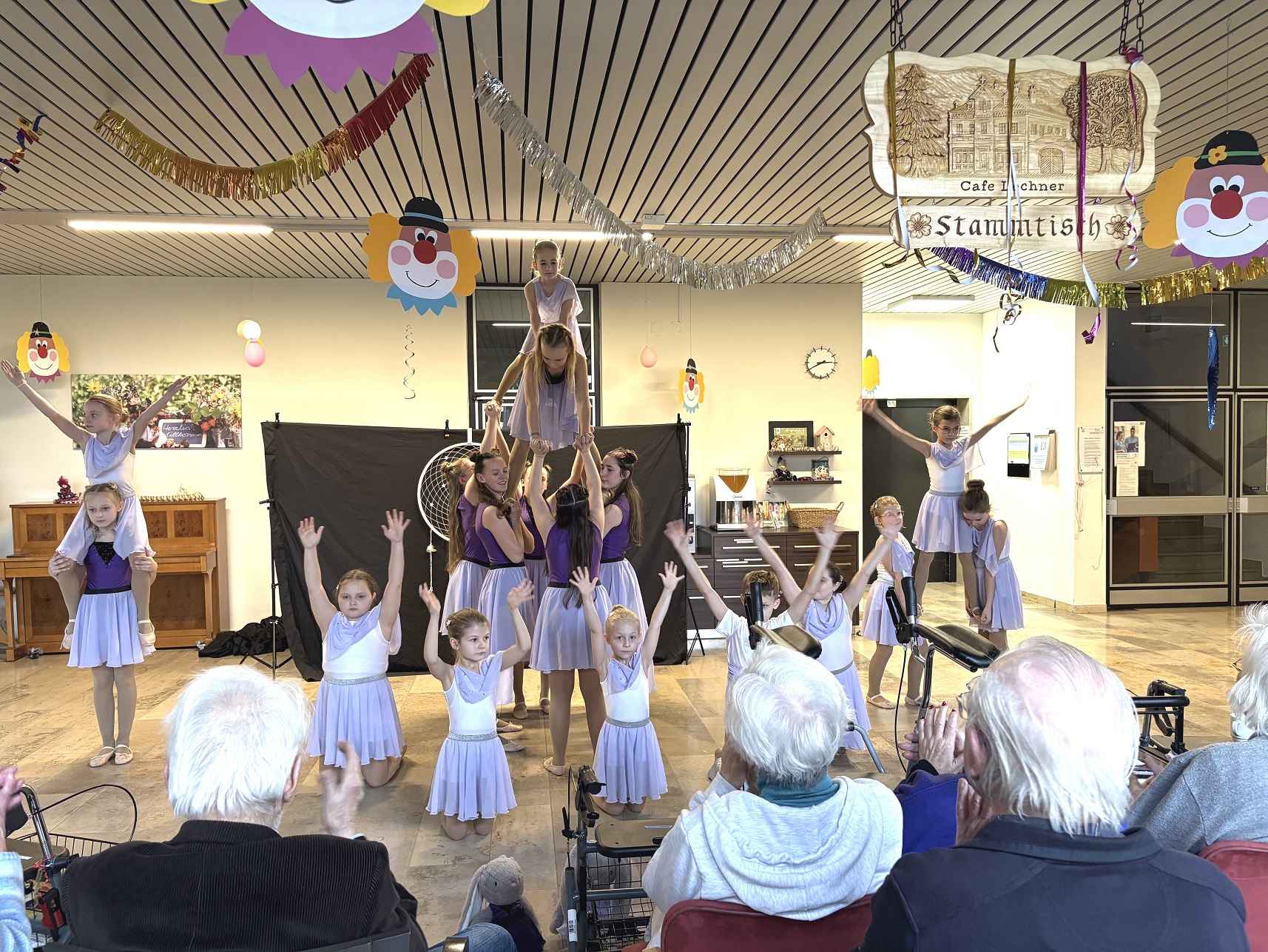 Besuch der Tanzgruppe "Little Diamonds" aus Velden im Geschwister-Lechner-Haus in Vilsbiburg