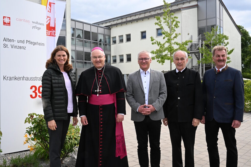 Nach der Segnung stellte sich Diözesanbischof Dr. Rudolf Voderholzer (2.v.l.) mit Landrätin Tanja Schweiger, Caritas Direktor Michael Weißmann, Prälat Bernhard Piendl und Heimleiter Manfred Lichtl vor dem Caritas Alten- und Pflegeheim St. Vinzent zum Gruppenbild