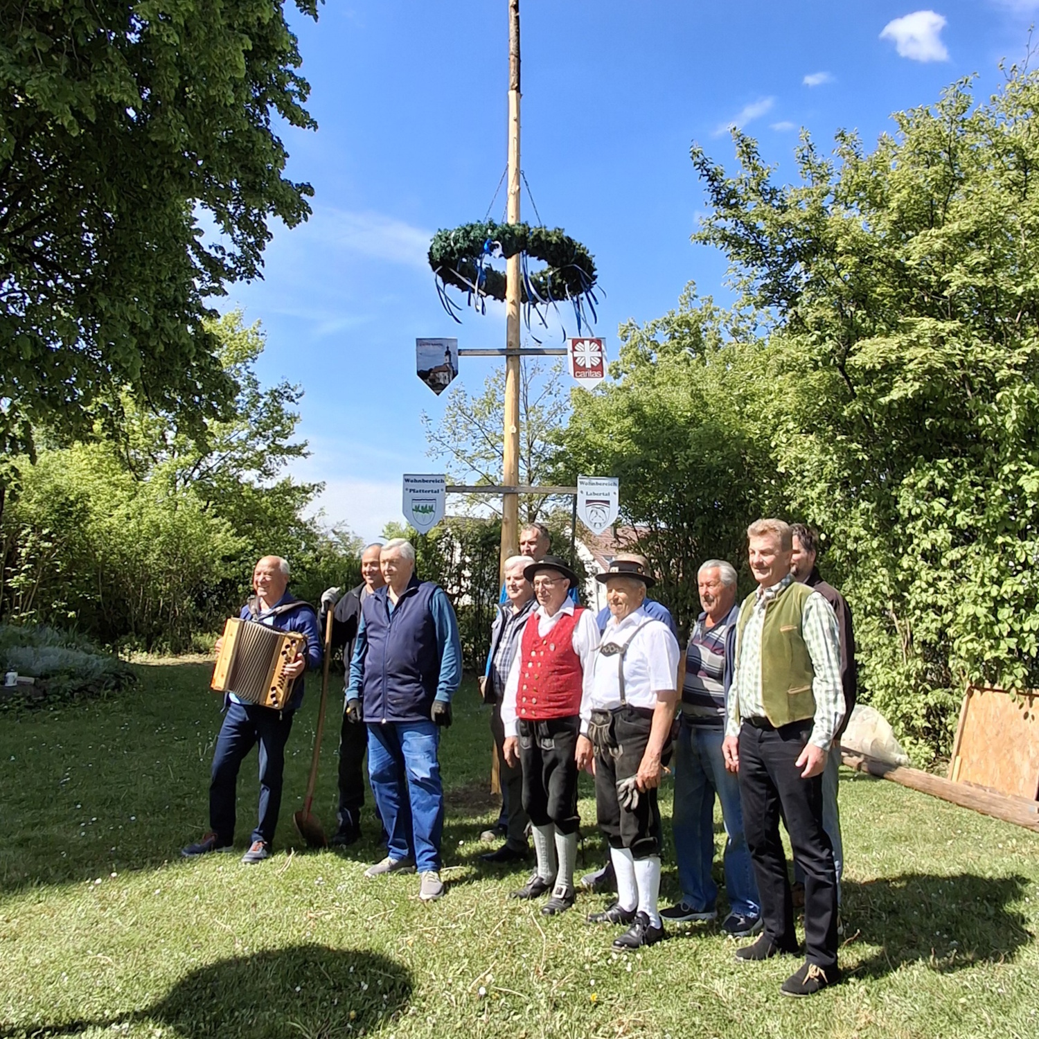 Maibaumaustellen im Caritas Altenheim Sünching