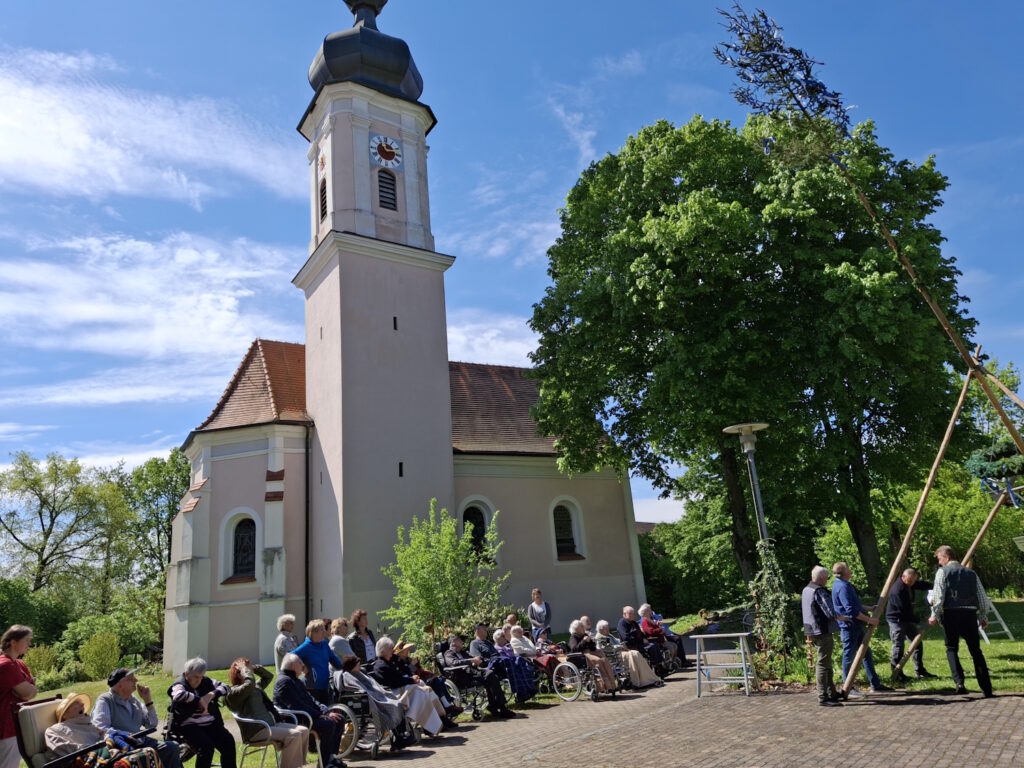 Maibaumaustellen im Caritas Altenheim Sünching 