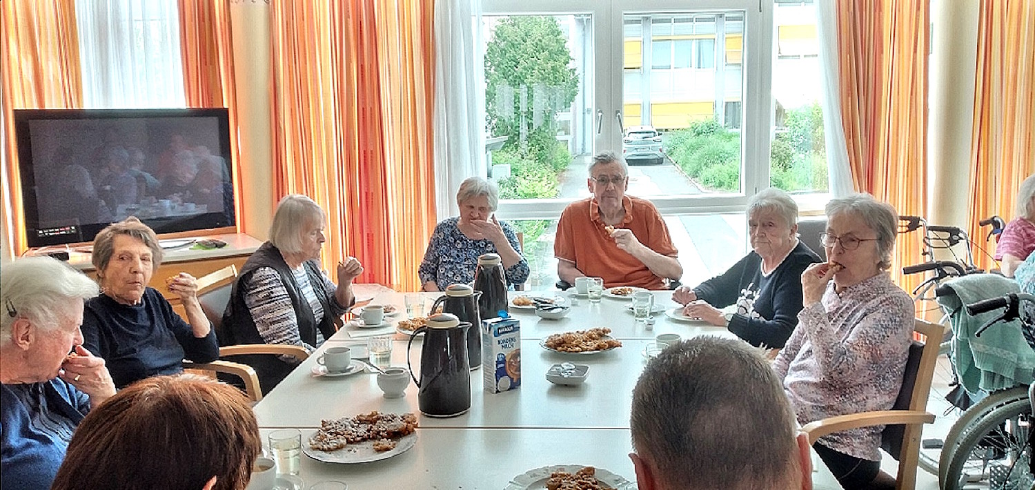 Holunderblütenbacken im Caritas Altenheim in Erbendorf