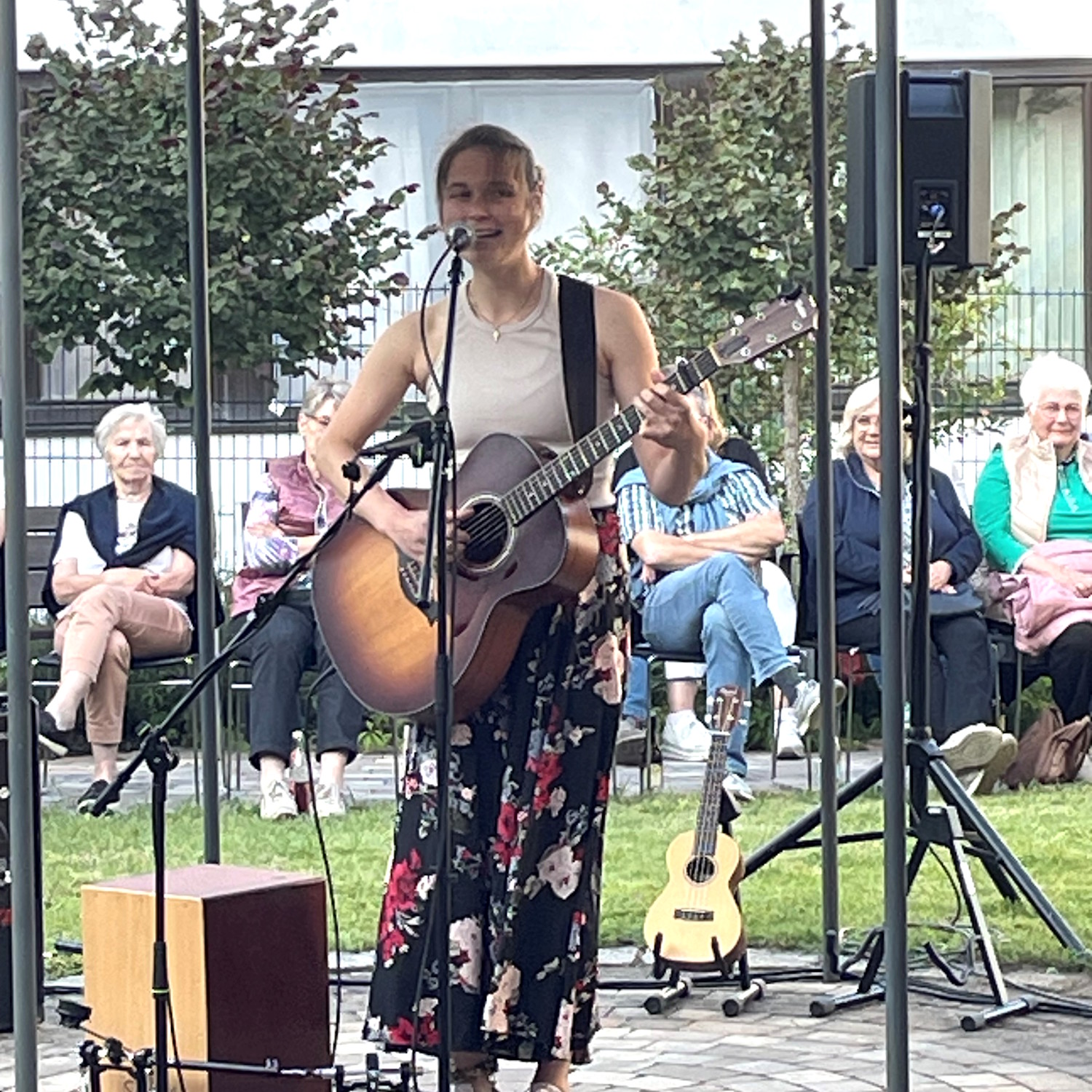"Zsammasitzn" im Caritas Altenheim St. Emmeram in Geisenfeld mit der Musikerin Sophie Berger