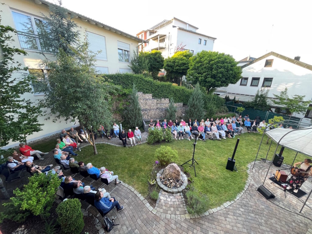 "Zsammasitzn" im Caritas Altenheim St. Emmeram in Geisenfeld mit der Musikerin Sophie Berger