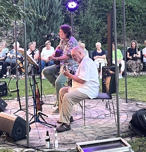 Zsammasitzn im Caritas Altenheim St. Emmeram in Geisenfeld mit dem Musikduo "Xuachd und gfunna"