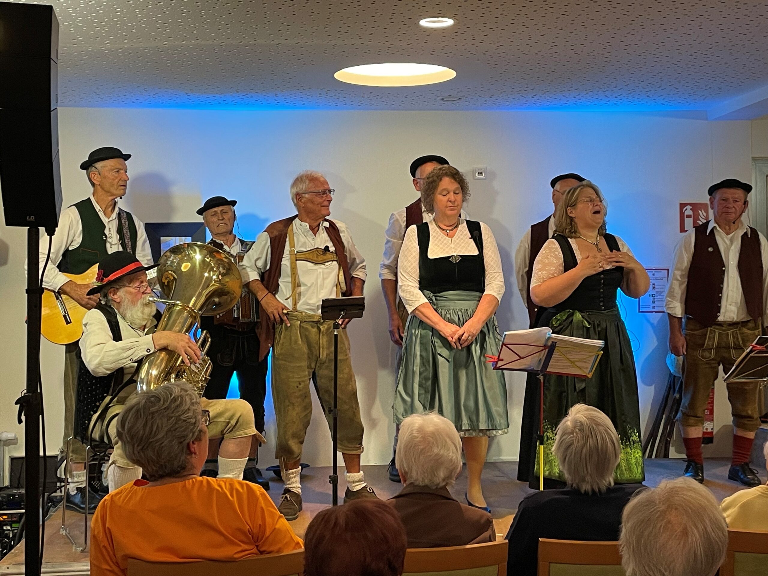 Das Eggenbergerfelder Bauernballett zu Gast im Caritas Altenheim St. Emmeram in Geisenfeld