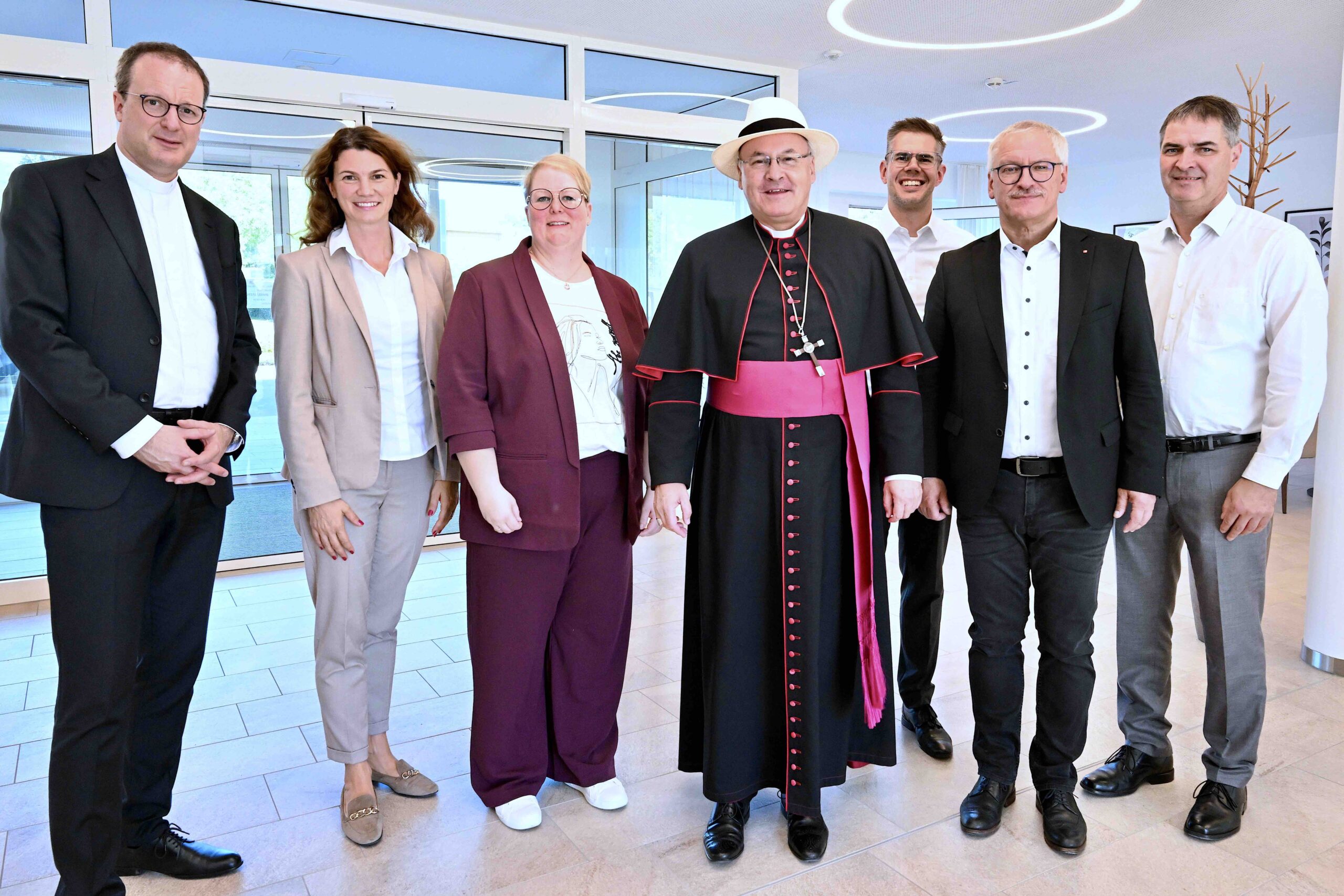 Regenstaufs Bürgermeister Josef Schindler (rechts) und Landrätin Tanja Schweiger (2.v.l.) sprachen Grußworte nach der Segnung des Caritas Alten- und Pflegeheimes, das von Ricarda Hochmuth (3.v.l.) geleitet wird. Diözesanbischof Dr. Rudolf Voderholzer (4.v.r.) hatte mit dem Regenstaufer Pfarrer Christian Blank (3.v.r.) und unterstützt von Caritasvorsitzendem Domkapitular Michael Dreßel (l.) und Caritasdirektor Diakon Michael Weißmann (2.v.r.) die Segnung des Hauses und der Bewohnerinnen und Bewohner gefeiert