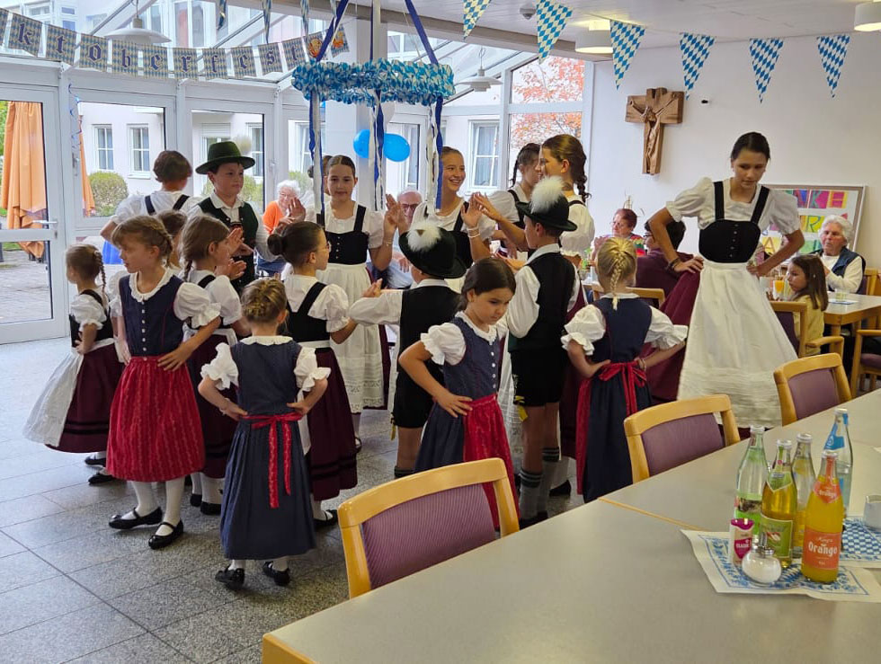 Tanzende Gruppe an Menschen