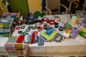 Tisch mit Strickwaren