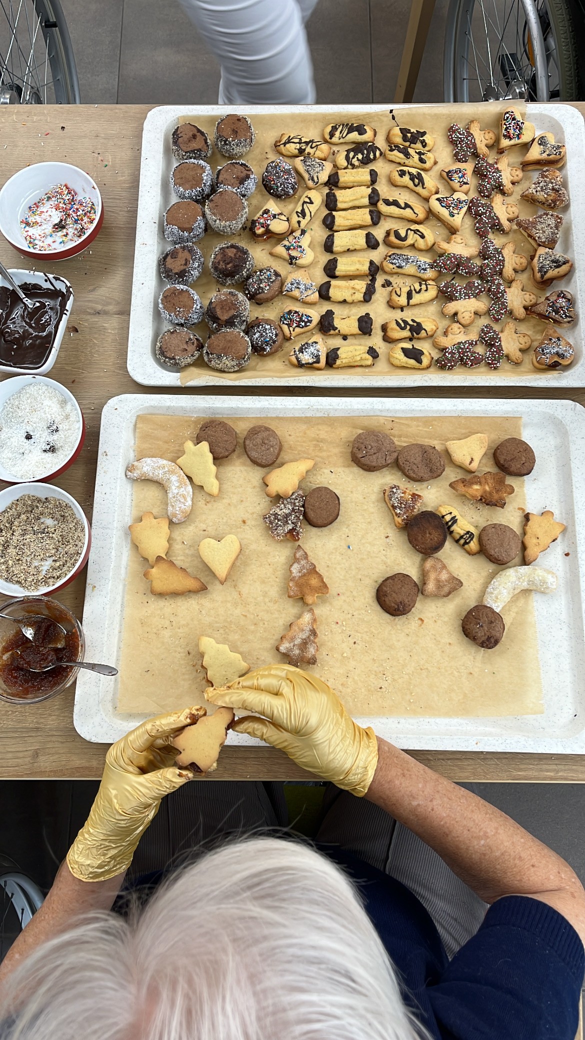 Frau von oben beim Plätzchen backen.