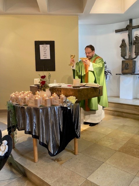 Pfarrer vor Altar in Kapelle