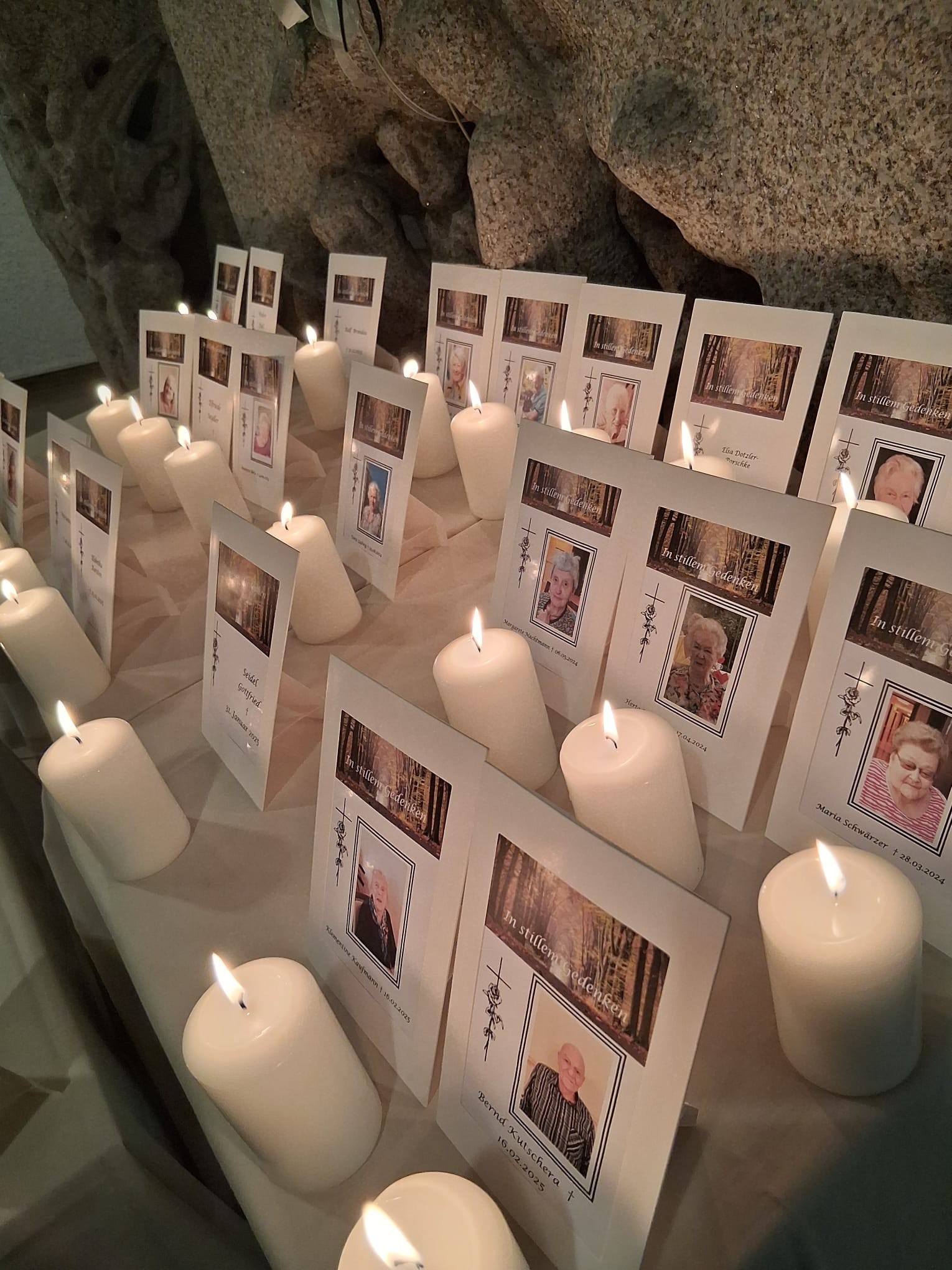 Kerzen mit Sterbebildern