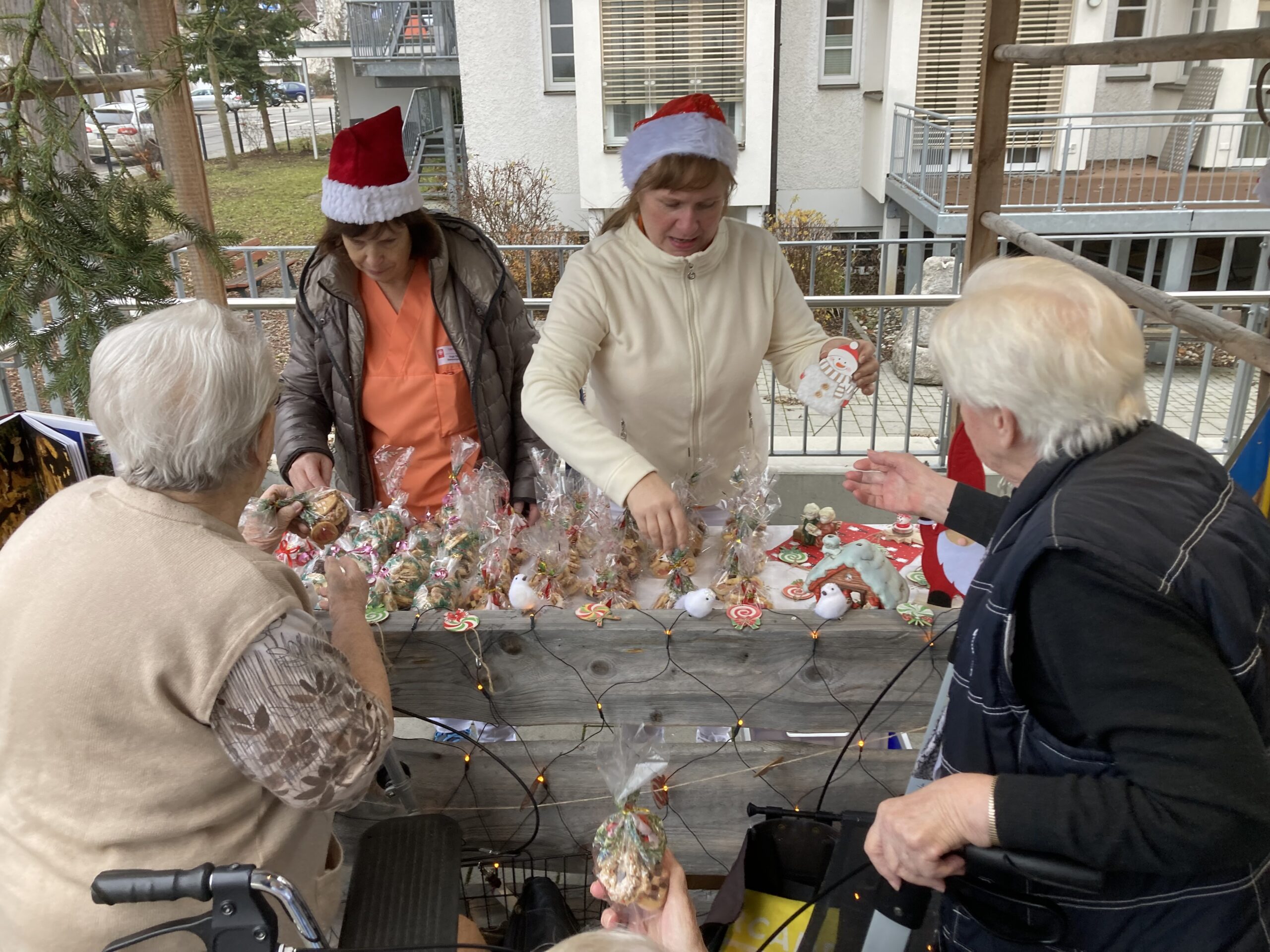 Mitarbeiter geben Plätzchen an Bewohner aus