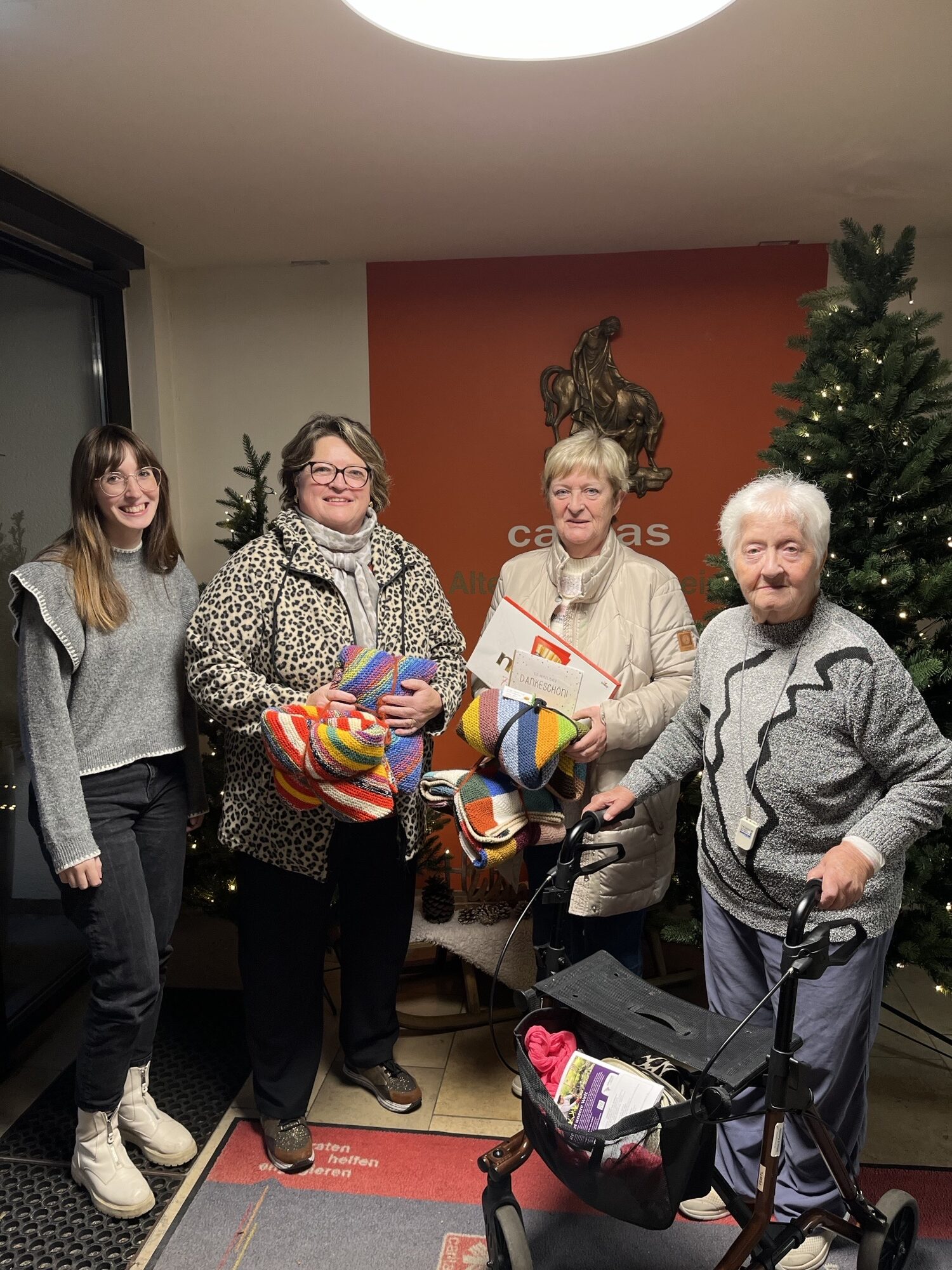4 Personen im Portrait mit selbstgestrickten Decken