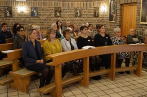 Menschen in einer Kirchenbank