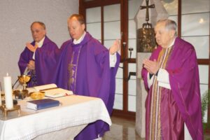 Pastoren hinter einem Altar