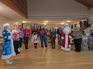 Mitarbeiter mit dem Weihnachtsmann