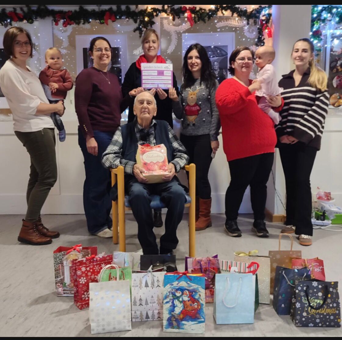 Gruppe Menschen mit Geschenken