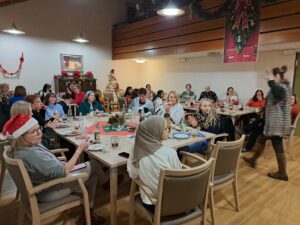 Bewohner und Mitarbeiter an Tischen