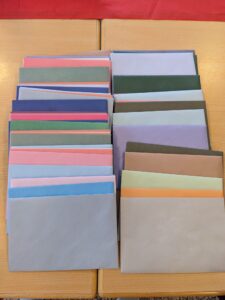 Tisch mit verschiedenfarbigen Umschlägen