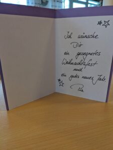 Eine aufgeklappte Weihnachtskarte