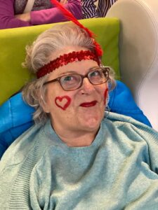 Verkleidete Person feiern Fasching