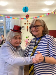 Verkleidete Personen feiern Fasching