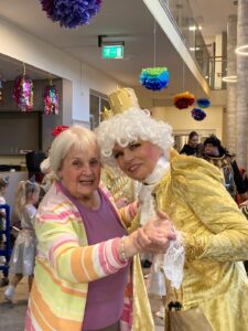 Verkleidete Personen feiern Fasching