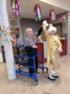 Verkleidete Personen feiern Fasching