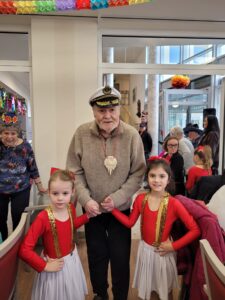 Verkleidete Personen feiern Fasching