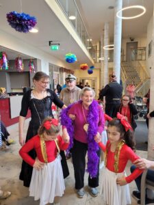 Verkleidete Personen feiern Fasching