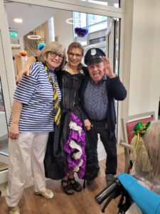 Verkleidete Personen feiern Fasching