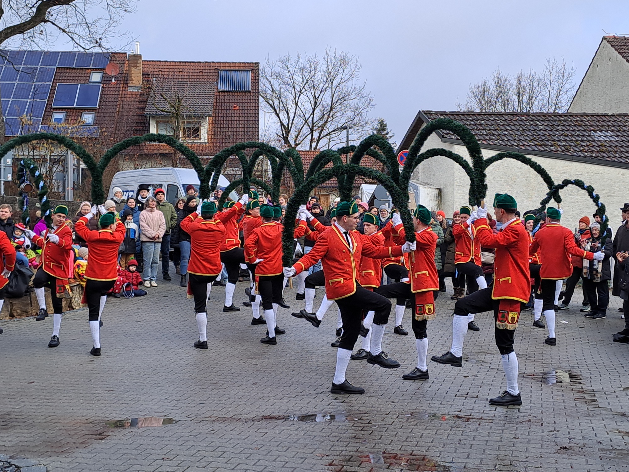 Schäffler tanzen unter freiem HImmel